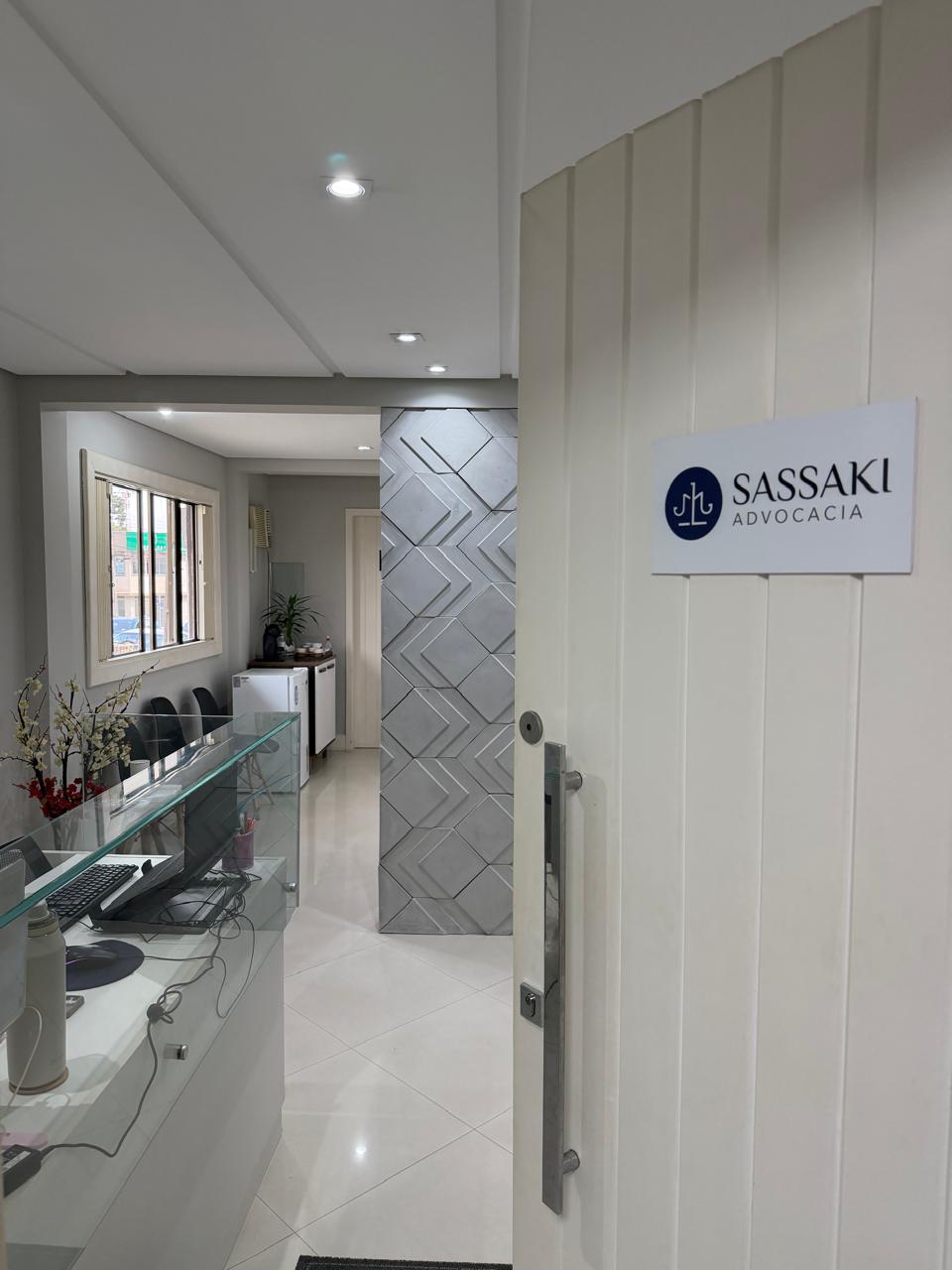 Entrada da Sassaki Advocacia com placa institucional